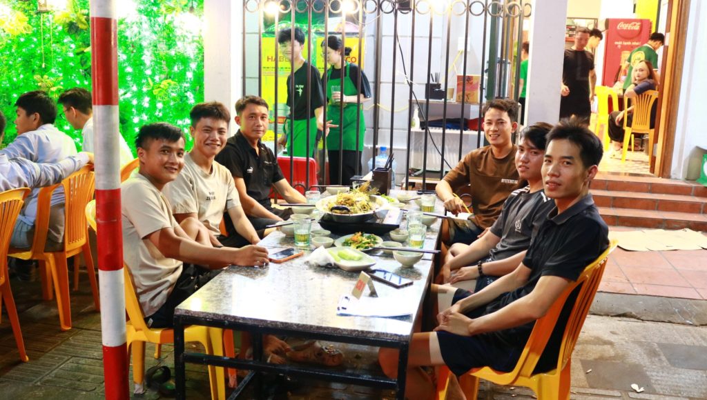 Bia hơi giờ happy hour tại Nhậu Phi Trường Gia Lâm