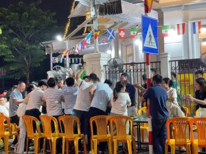 Hoi Ban Uong Bia Hoi Tai Eurowindow Twin Parks Gia Lam Trung Binh 300x224 – Nhậu Phi Trường Gia Lâm