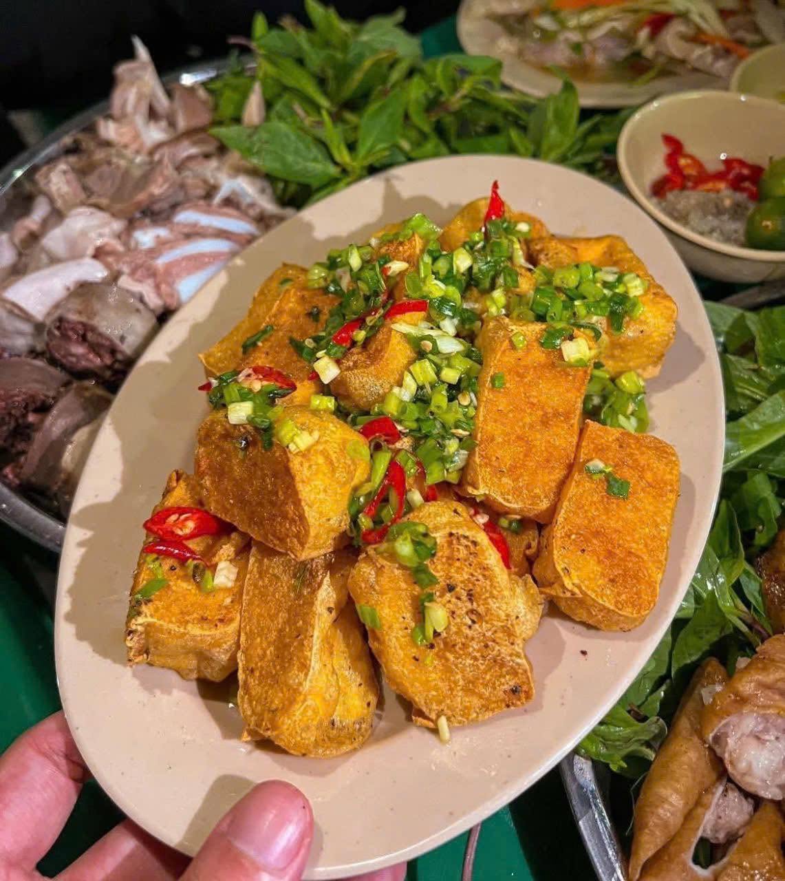 Quán bia Gia Lâm có không gian rộng, món ngon cho những cuộc vui