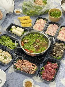 mẹt gà và lẩu đuôi bò cho mâm họp lớp Gia Lâm