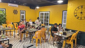 nhóm bạn ăn lẩu ngày lạnh ở Nhậu Phi Trường
