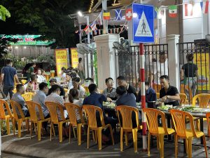 quán nhậu họp lớp tại Gia Lâm bàn dài đông người